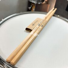 Par de baquetas ProMark LA Special LA5BW 5B em Hickory com ponta de madeira